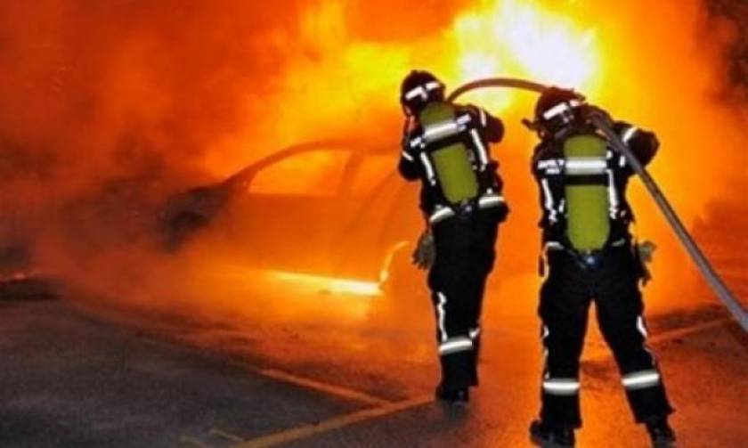 Ηράκλειο: Αναστάτωση στην παραλιακή από όχημα που τυλίχθηκε στις φλόγες (vid)