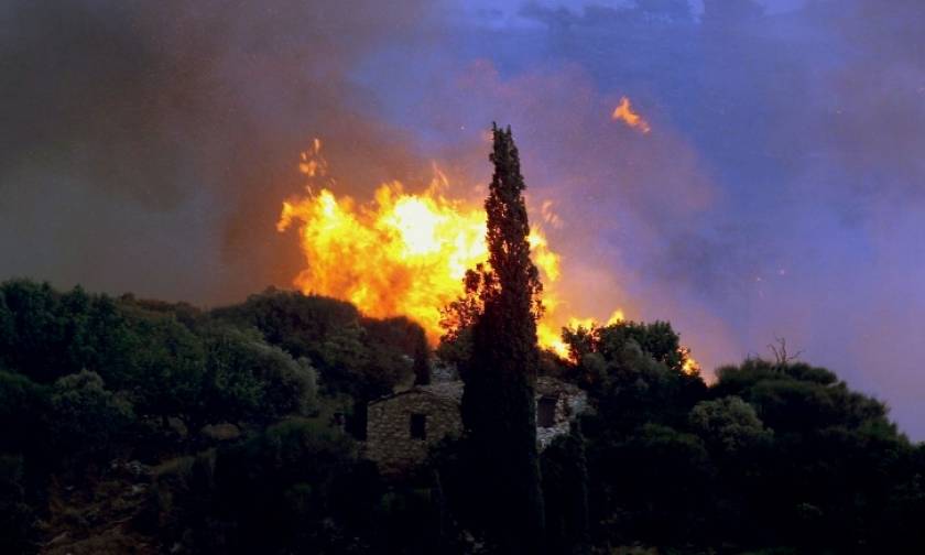 Μεγάλη πυρκαγιά μαίνεται στα Αμπέλια Αγρινίου