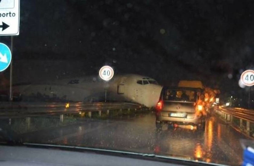 Τρόμος στην Ιταλία: Είδαν το αεροπλάνο να προσγειώνεται σε... (pics)