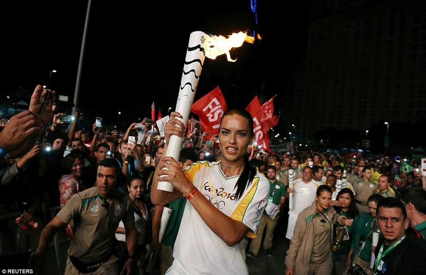 Αντριάνα Λίμα: Η πιο «καυτή» λαμπαδηδρόμος του Ρίο! (pics)