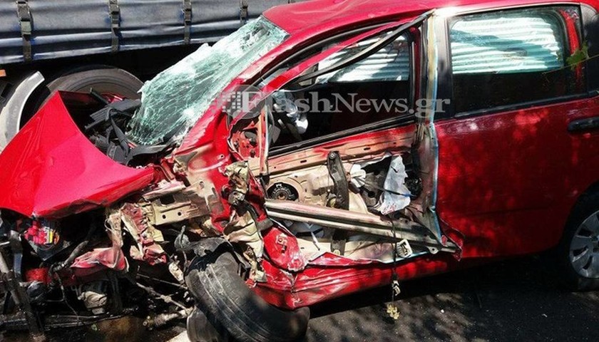 Ηράκλειο: Δύο τραυματίες μετά από σφοδρή σύγκρουση νταλίκας με αυτοκίνητο (pics)