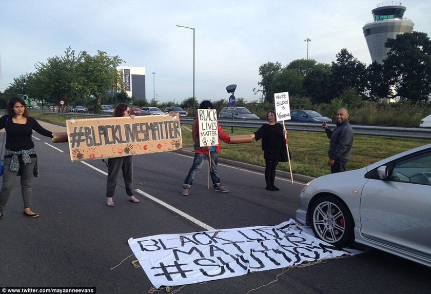 Βρετανία: Χαός στο αεροδρόμιο του Χίθροου εξαιτίας διαδηλωτών (pics+vid)