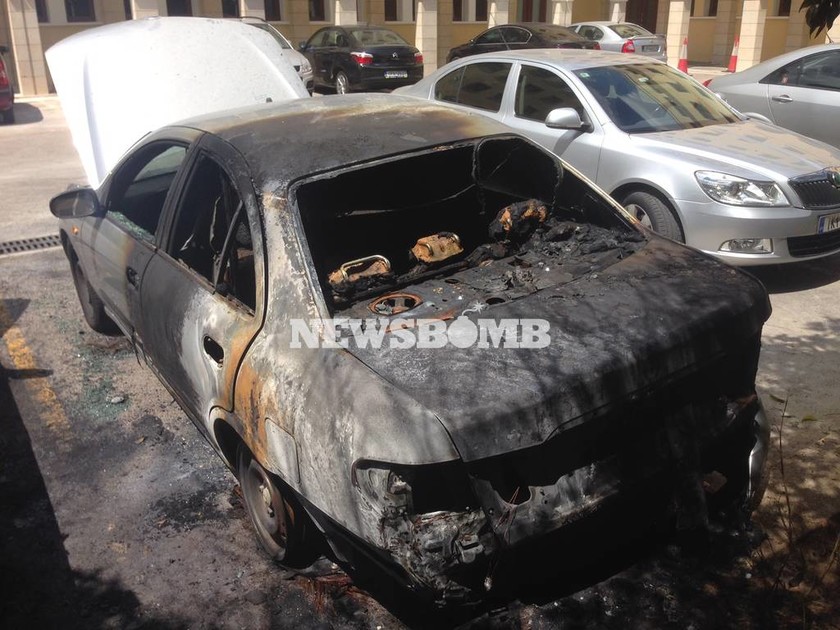 Επίθεση στην Μονή Πετράκη - Πέταξαν μολότοφ κι έκαψαν αυτοκίνητα (photos)