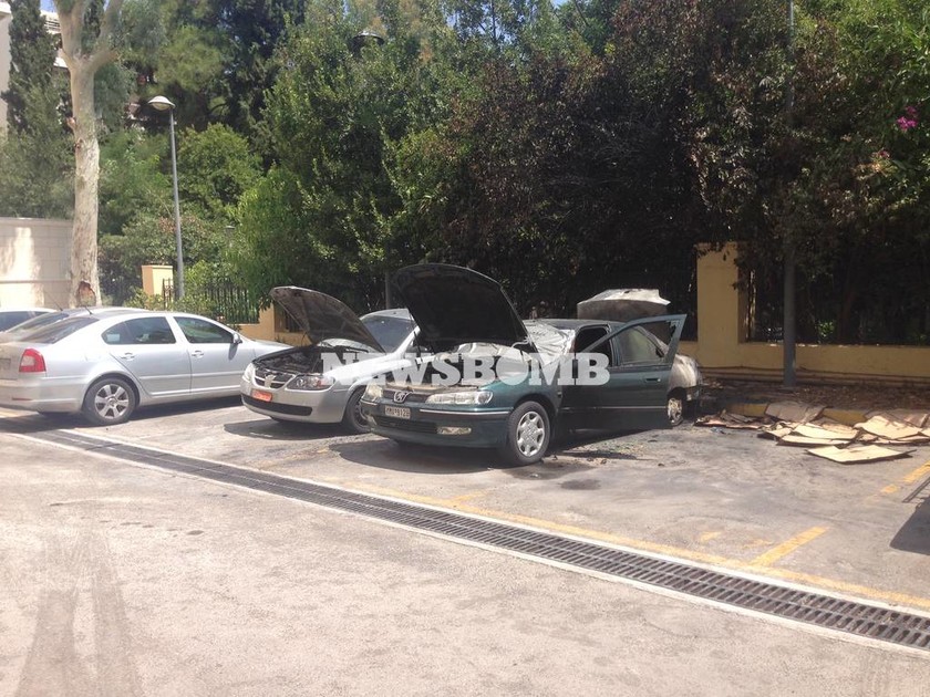 Επίθεση στην Μονή Πετράκη - Πέταξαν μολότοφ κι έκαψαν αυτοκίνητα (photos)