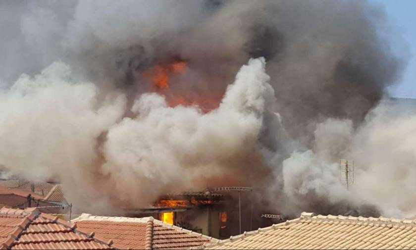 Υπό έλεγχο η φωτιά στην παλιά πόλη της Λευκάδας - Κάηκαν δέκα σπίτια (photos & video)