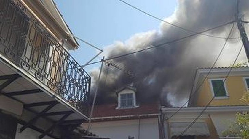 Φωτιά στην παλιά πόλη της Λευκάδας - Καίγονται σπίτια (photos & video)