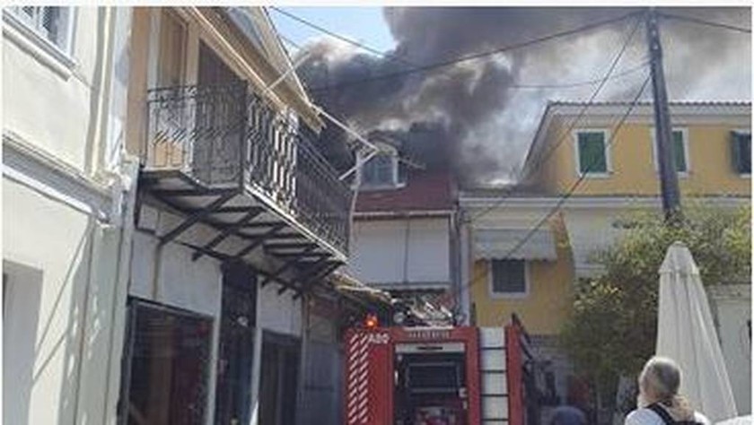 Φωτιά στην παλιά πόλη της Λευκάδας - Καίγονται σπίτια (photos & video)