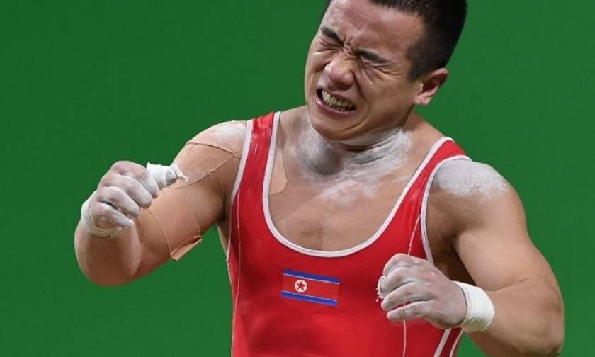 Ολυμπιακοί Αγώνες 2016: Γιατί ζητά συγγνώμη από τον Κιμ Γιονγκ Ουν Βορειοκορεάτης αρσιβαρίστας