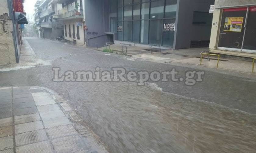 Καιρός: «Ποτάμια» οι δρόμοι της Λαμίας από δυνατή νεροποντή (pics&vids)
