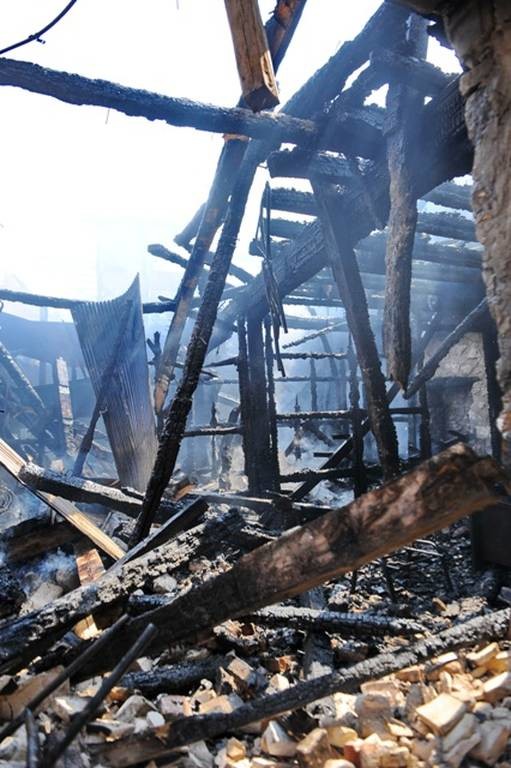 Μεγάλη καταστροφή στη Λευκάδα από πυρκαγιά: Έγιναν στάχτη δέκα σπίτια 