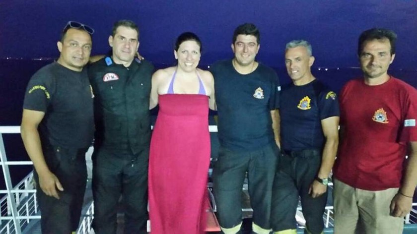 Κωνσταντοπούλου: Φωτογραφήθηκε με πυροσβέστες και τους ευχαρίστησε για την προσφορά τους(pics)