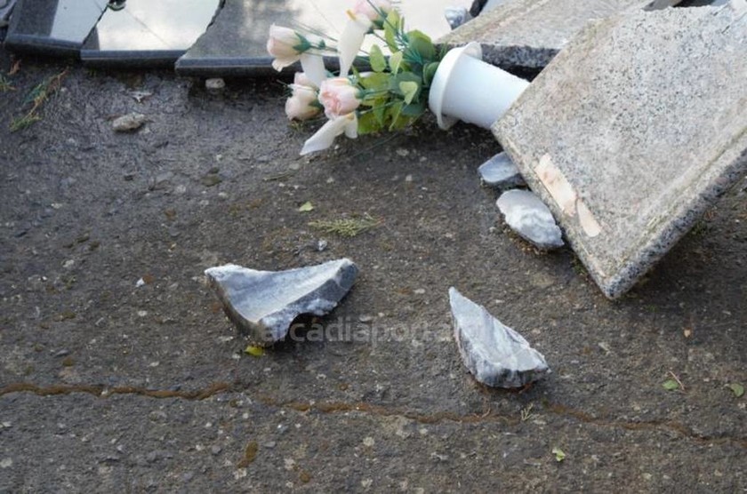 Ανεμοστρόβιλος σάρωσε το νεκροταφείο της Τρίπολης (pics&vid)