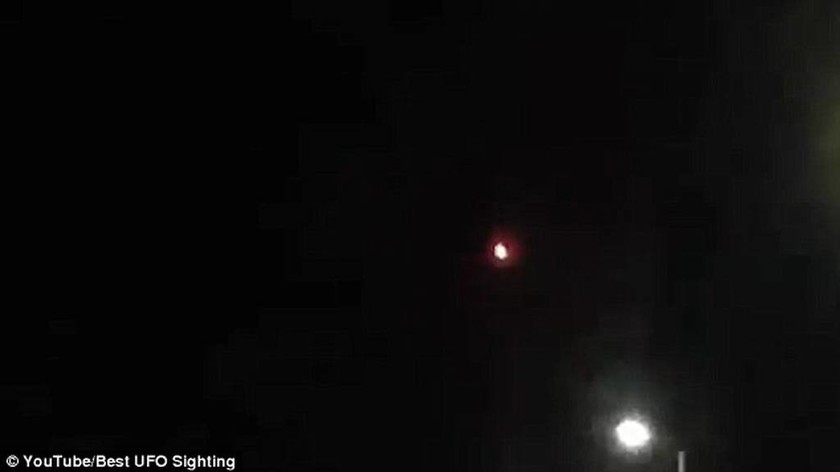 Ένα περίεργο κόκκινο UFO τρομοκρατεί το Παρίσι (video&photos)