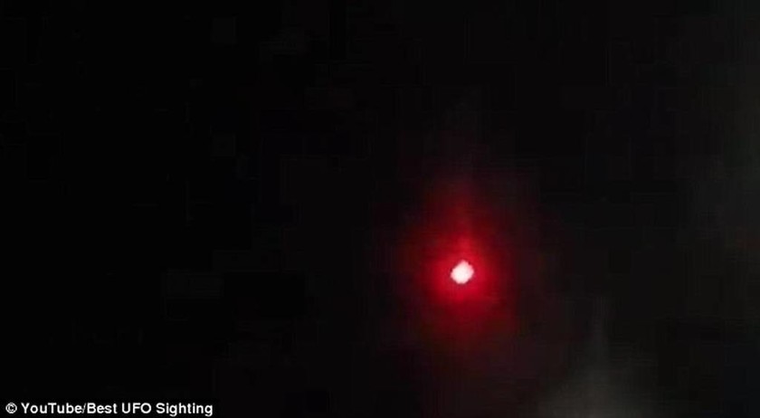 Ένα περίεργο κόκκινο UFO τρομοκρατεί το Παρίσι (video&photos)