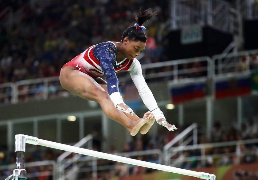 Ιδού οι αποδείξεις ότι η χρυσή Ολυμπιονίκης Σιμόν Μπάιλς μπορεί να... πετάξει (photos)