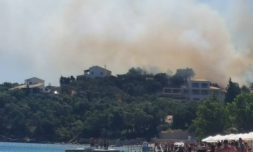 Οι φλόγες καίνε την Κέρκυρα, απειλούνται σπίτια