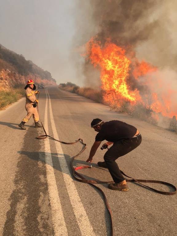 Μάχη με τις φλόγες στην Εύβοια: Κάηκαν σπίτια - Εκκενώθηκε οικισμός (pics&vid)