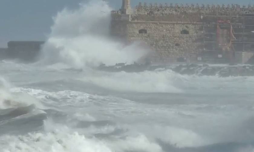 Κρήτη:Τεραστία κύματα παραλίγο να πνίξουν μια οικογένεια