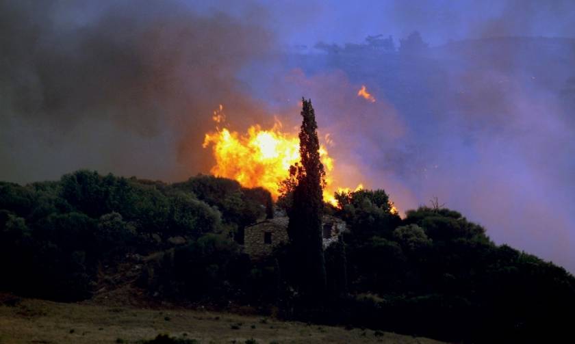 Δύο πυρκαγιές απειλούν τα Χανιά - Ισχυρή δύναμη της πυροσβεστικής σε δύσβατο σημείο