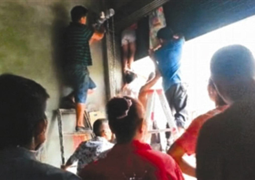 ΣΚΛΗΡΕΣ ΕΙΚΟΝΕΣ - Τραγωδία στην Κίνα: Δύο κοριτσάκια πιάστηκαν σε ηλεκτρικό ρολό γκαράζ (pics)