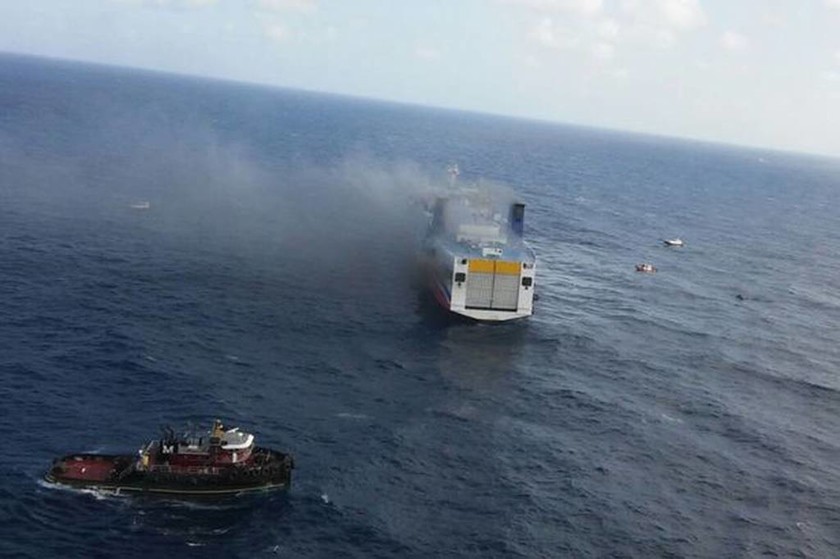Πουέρτο Ρίκο: Πυρκαγιά σε πλοίο - Μεγάλη επιχείρηση διάσωσης για 512 επιβαίνοντες  (pics+vid)