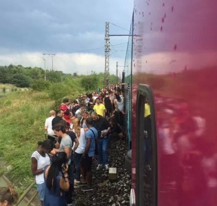 Σιδηροδρομικό ατύχημα στη Γαλλία - Τουλάχιστον 60 τραυματίες, οι 10 σοβαρά (pics)
