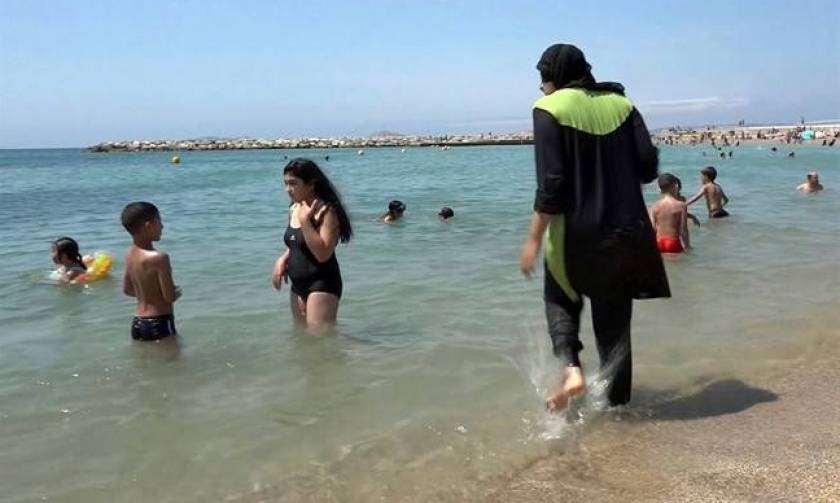 Κάννες: Πρόστιμα σε μουσουλμάνες που φορούσαν μπουρκίνι σε παραλία