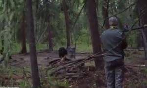 Βίντεο-σοκ: Κυνηγός σκοτώνει αρκούδα με ακόντιο!