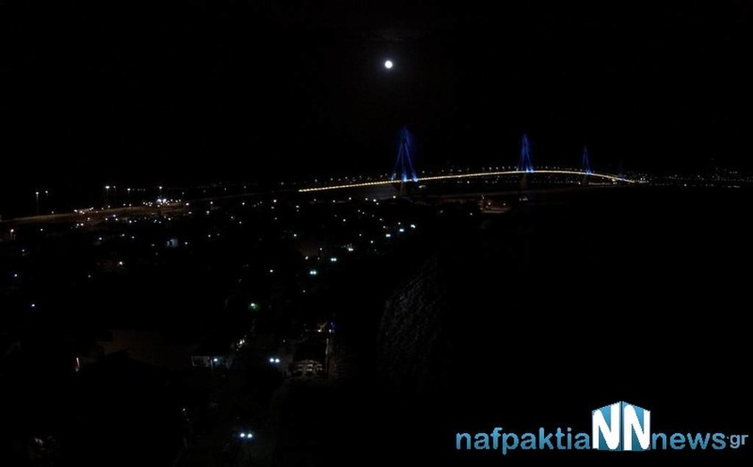 Υπερθέαμα από την αυγουστιάτικη πανσέληνο στη γέφυρα Ρίου - Αντιρρίου (photo-video)