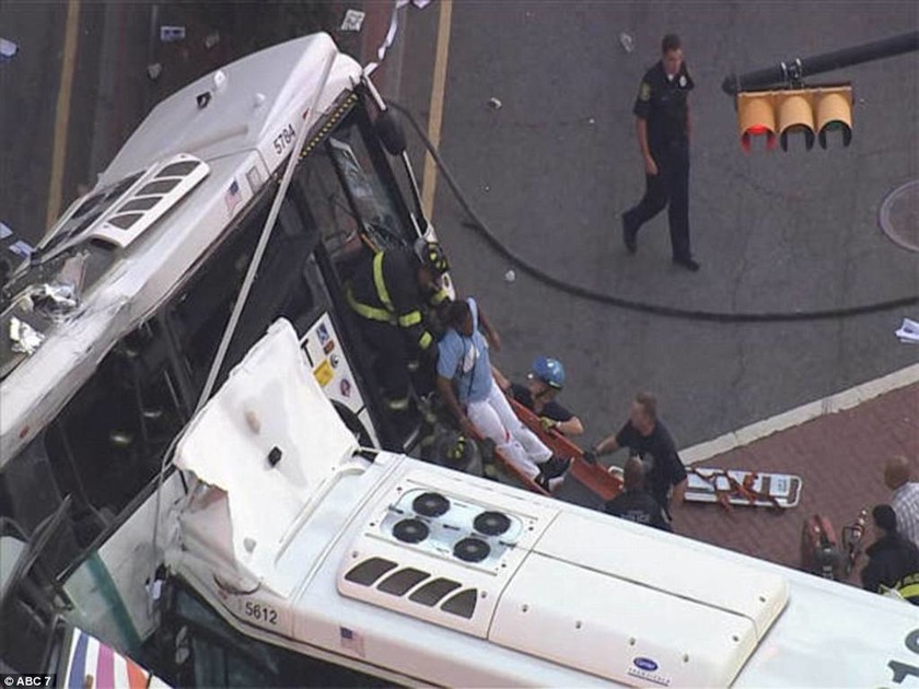 ΗΠΑ: Σφοδρή σύγκρουση λεωφορείων στο Νιου Τζέρσεϊ - Ένας νεκρός (pics+vid)