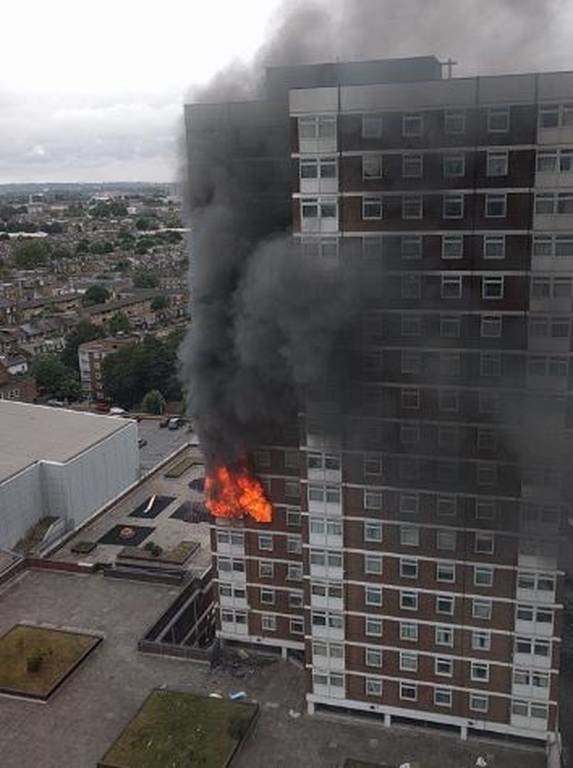 Μεγάλη φωτιά σε πολυκατοικία στο Λονδίνο - Αναφορές για εγκλωβισμένους (pics+vid)