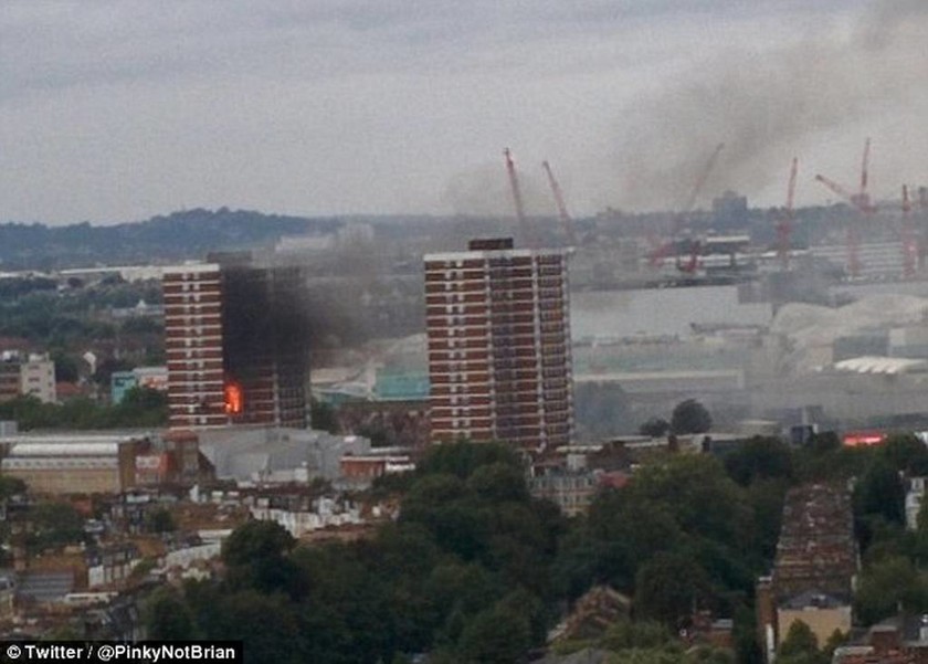 Μεγάλη φωτιά σε πολυκατοικία στο Λονδίνο - Αναφορές για εγκλωβισμένους (pics+vid)