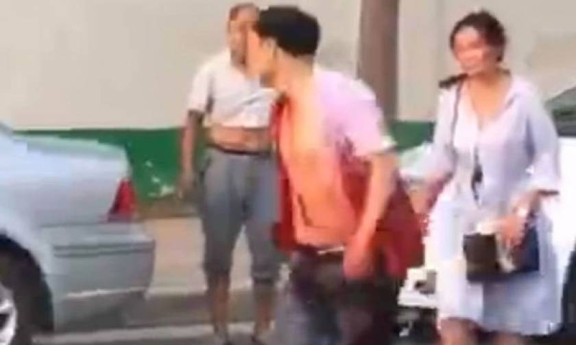 Βίντεο σοκ: Μαχαίρωσε στη μέση του δρόμου τον άπιστο σύζυγό της!