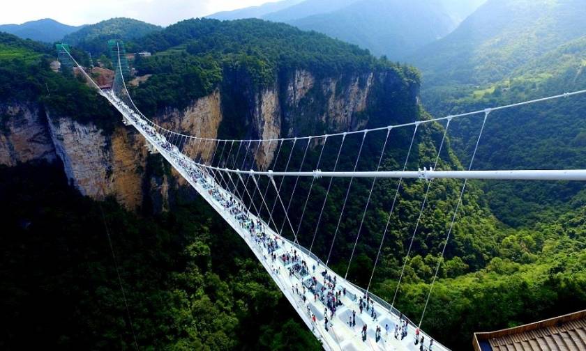 Μόνο για όσους δεν έχουν υψοφοβία: Άνοιξε η μεγαλύτερη γυάλινη γέφυρα του κόσμου! (pics)