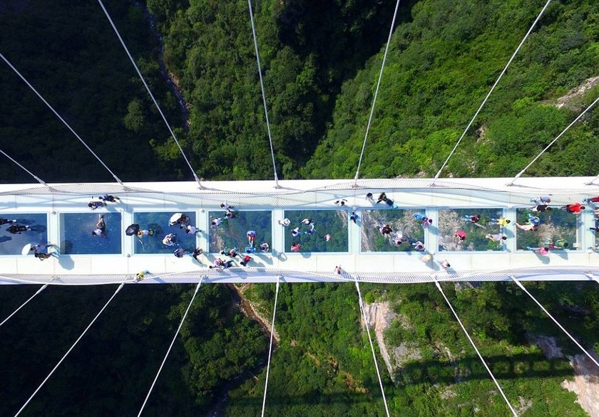 Μόνο για όσους δεν έχουν υψοφοβία: Άνοιξε η μεγαλύτερη γυάλινη γέφυρα του κόσμου! (pics&vid) 