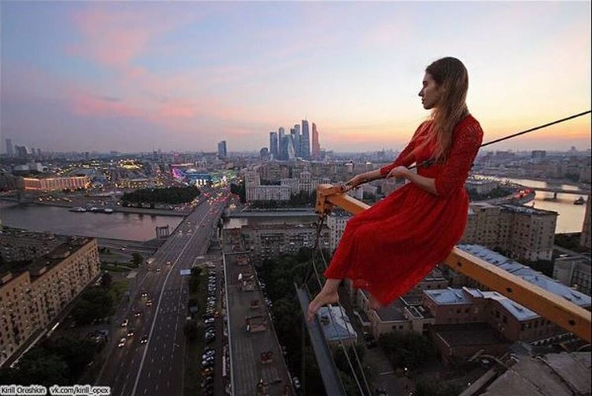 Αυτή είναι η Ρωσίδα που κόβει την ανάσα με τις πιο επικίνδυνες σέλφι στον κόσμο (Pics)