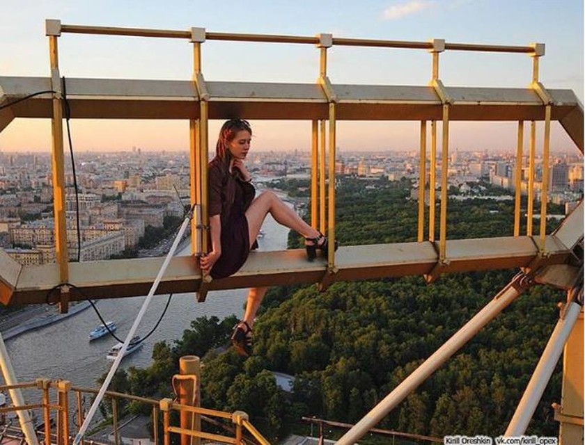 Αυτή είναι η Ρωσίδα που κόβει την ανάσα με τις πιο επικίνδυνες σέλφι στον κόσμο (Pics)