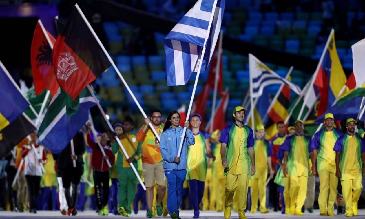 Ολυμπιακοί Αγώνες 2016 Ρίο - Τελετή Λήξης: Στη «χρυσή» Κατερίνα Στεφανίδη η Ελληνική σημαία! (pics)
