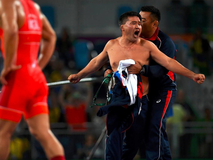 Ολυμπιακοί Αγώνες 2016: Απίστευτα σκηνικά - Μογγόλοι διαμαρτυρήθηκαν και έκαναν στριπτίζ! (vid+pics)