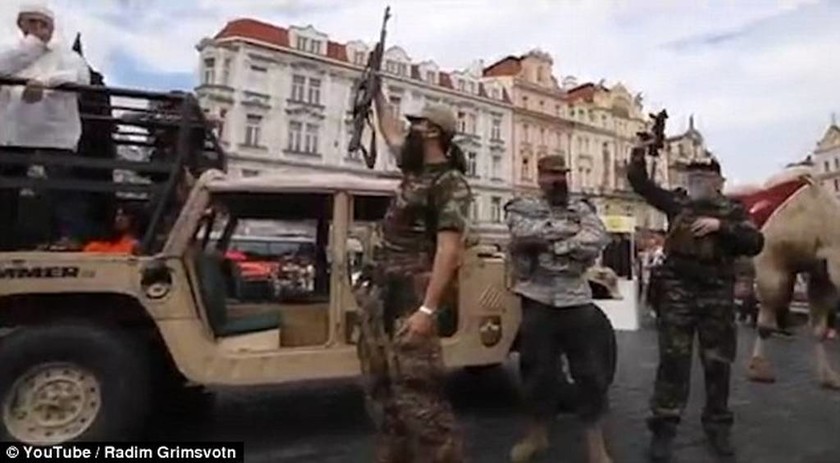 «Τζιχαντιστές» έσπειραν τον τρόμο στο κέντρο της Πράγας (pics+vid)