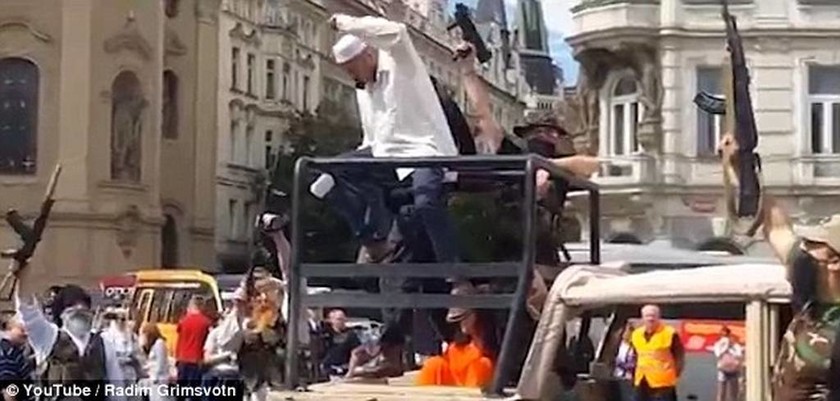 «Τζιχαντιστές» έσπειραν τον τρόμο στο κέντρο της Πράγας (pics+vid)