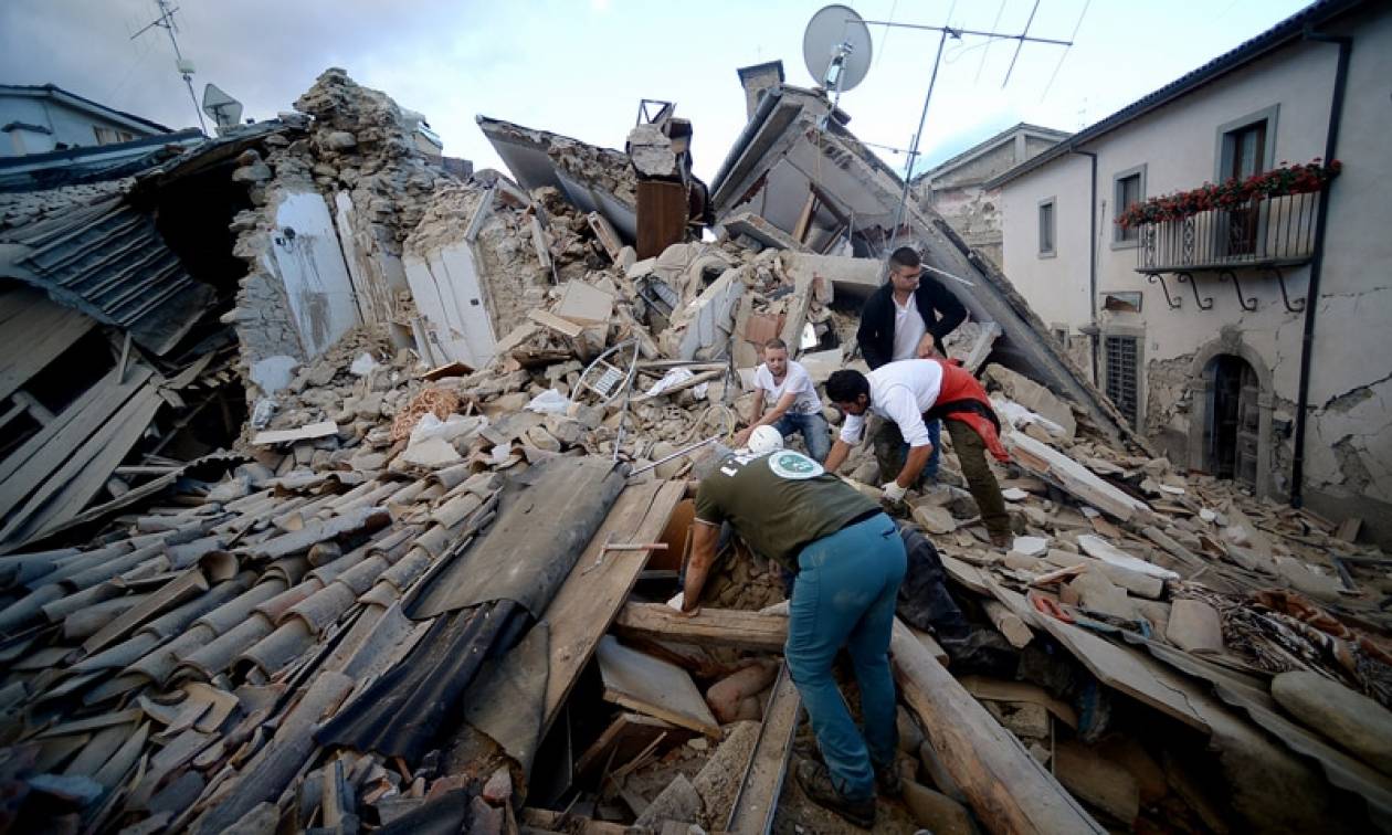 Σεισμός στην Ιταλία: Δύο νεκροί και εγκλωβισμένα παιδιά κάτω από συντρίμμια στο Ακκούμολι