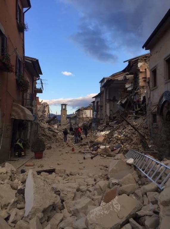 Σεισμός στην Ιταλία: Εικόνες αποκάλυψης άφησε πίσω του ο εγκέλαδος (photo-video)