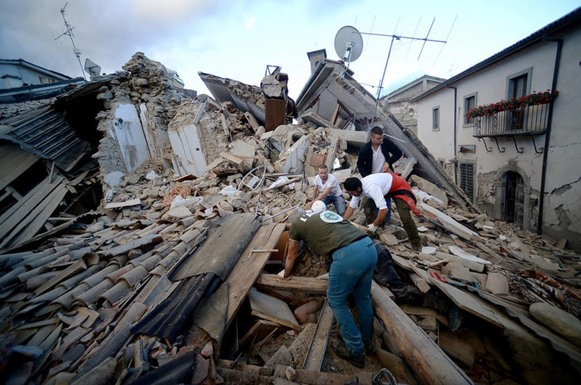 Σεισμός στην Ιταλία: Εικόνες αποκάλυψης άφησε πίσω του ο εγκέλαδος (photo-video)