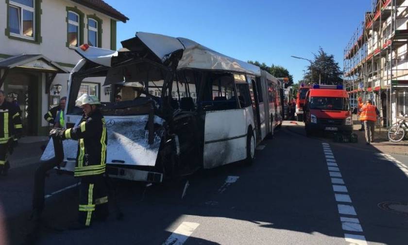 Σύγκρουση τρένου με σχολικό λεωφορείο στην Γερμανία