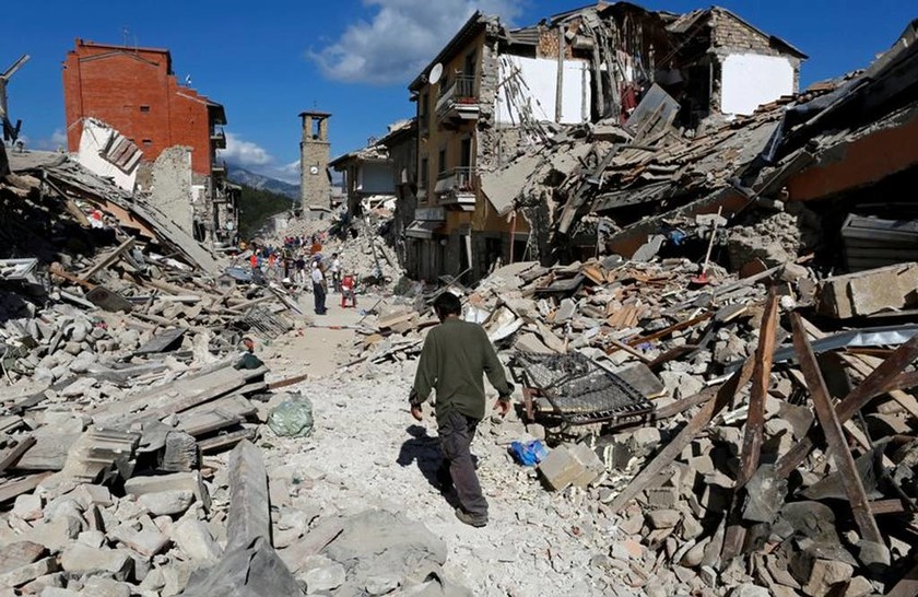 Σεισμός στην Ιταλία: Θρήνος στα χαλάσματα - Δεκάδες νεκροί και εκατοντάδες τραυματίες (pics+vid)