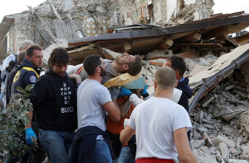 Σεισμός στην Ιταλία: Θρήνος στα χαλάσματα - Δεκάδες νεκροί και εκατοντάδες τραυματίες (pics+vid)