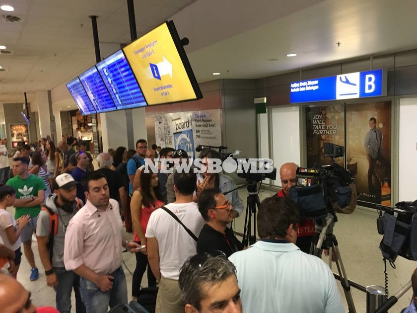 Κατερίνα Στεφανίδη: Πλήθος κόσμου στο αεροδρόμιο για την υποδοχή του «χρυσού» κοριτσιού (pics)