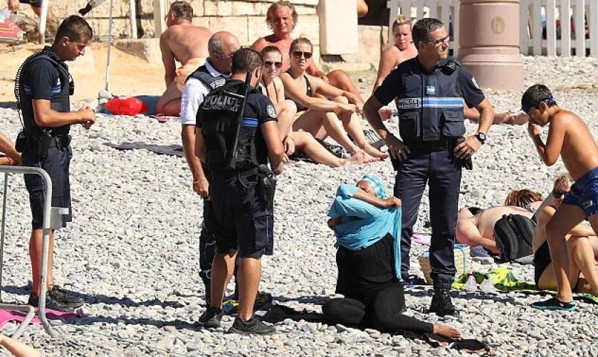 Γαλλία: Αστυνομικοί ανάγκασαν μουσουλμάνα να βγάλει το μπουρκίνι στην παραλία (pics)