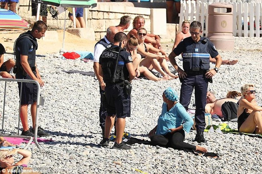 Γαλλία: Αστυνομικοί ανάγκασαν μουσουλμάνα να βγάλει το μπουρκίνι στην παραλία (pics)